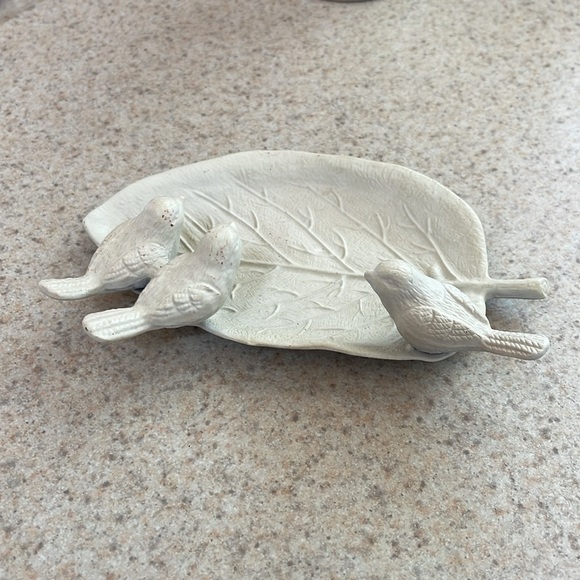 WHITE BIRDS ON LEAF TRINKET DISH TRAY 
3 birds detailed leaf white paint metal - Picture 4 of 6